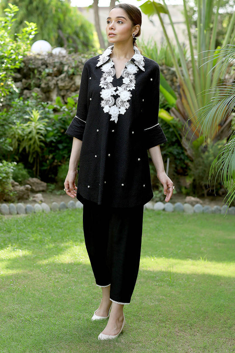 BLACK CHIKAN LACE COLLAR